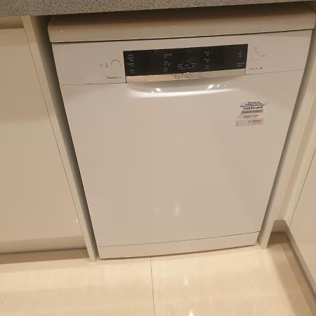 London Luxury 3 Bedroom 2 Bathrooms Flat 1 Min To Redbridge Station Free Parking & Wifi Wanstead Bagian luar foto