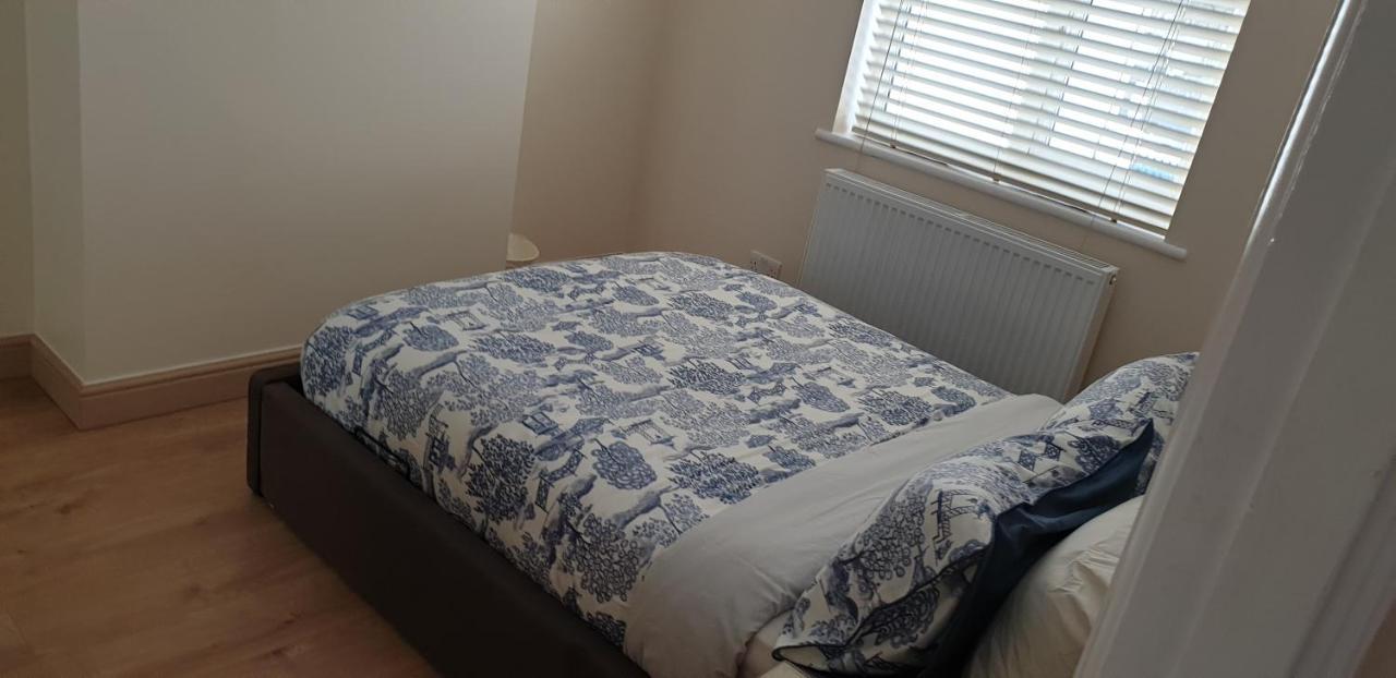 London Luxury 3 Bedroom 2 Bathrooms Flat 1 Min To Redbridge Station Free Parking & Wifi Wanstead Bagian luar foto