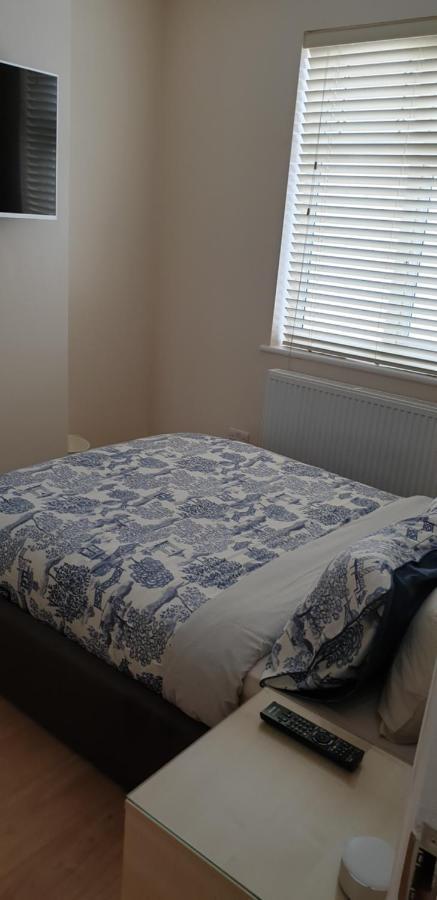 London Luxury 3 Bedroom 2 Bathrooms Flat 1 Min To Redbridge Station Free Parking & Wifi Wanstead Bagian luar foto