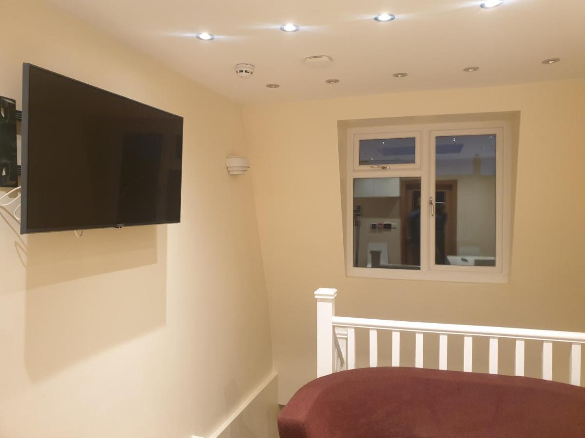 London Luxury 3 Bedroom 2 Bathrooms Flat 1 Min To Redbridge Station Free Parking & Wifi Wanstead Bagian luar foto