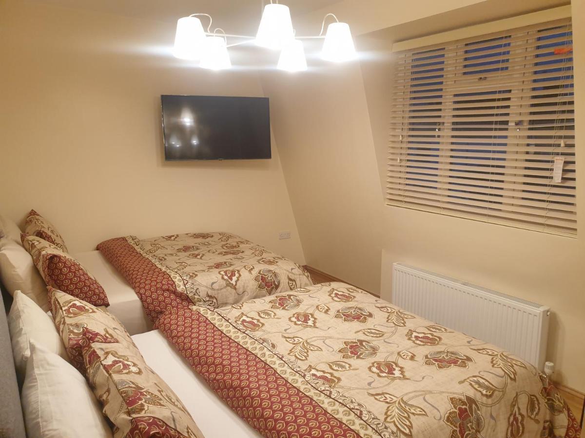 London Luxury 3 Bedroom 2 Bathrooms Flat 1 Min To Redbridge Station Free Parking & Wifi Wanstead Bagian luar foto
