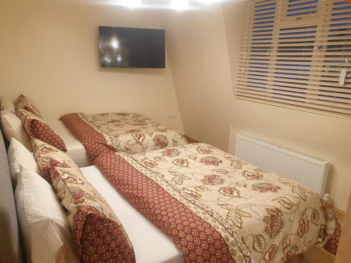 London Luxury 3 Bedroom 2 Bathrooms Flat 1 Min To Redbridge Station Free Parking & Wifi Wanstead Bagian luar foto