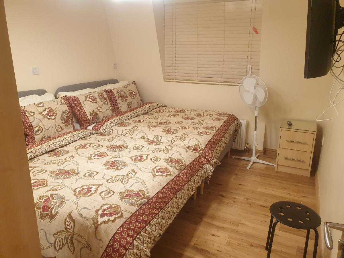 London Luxury 3 Bedroom 2 Bathrooms Flat 1 Min To Redbridge Station Free Parking & Wifi Wanstead Bagian luar foto