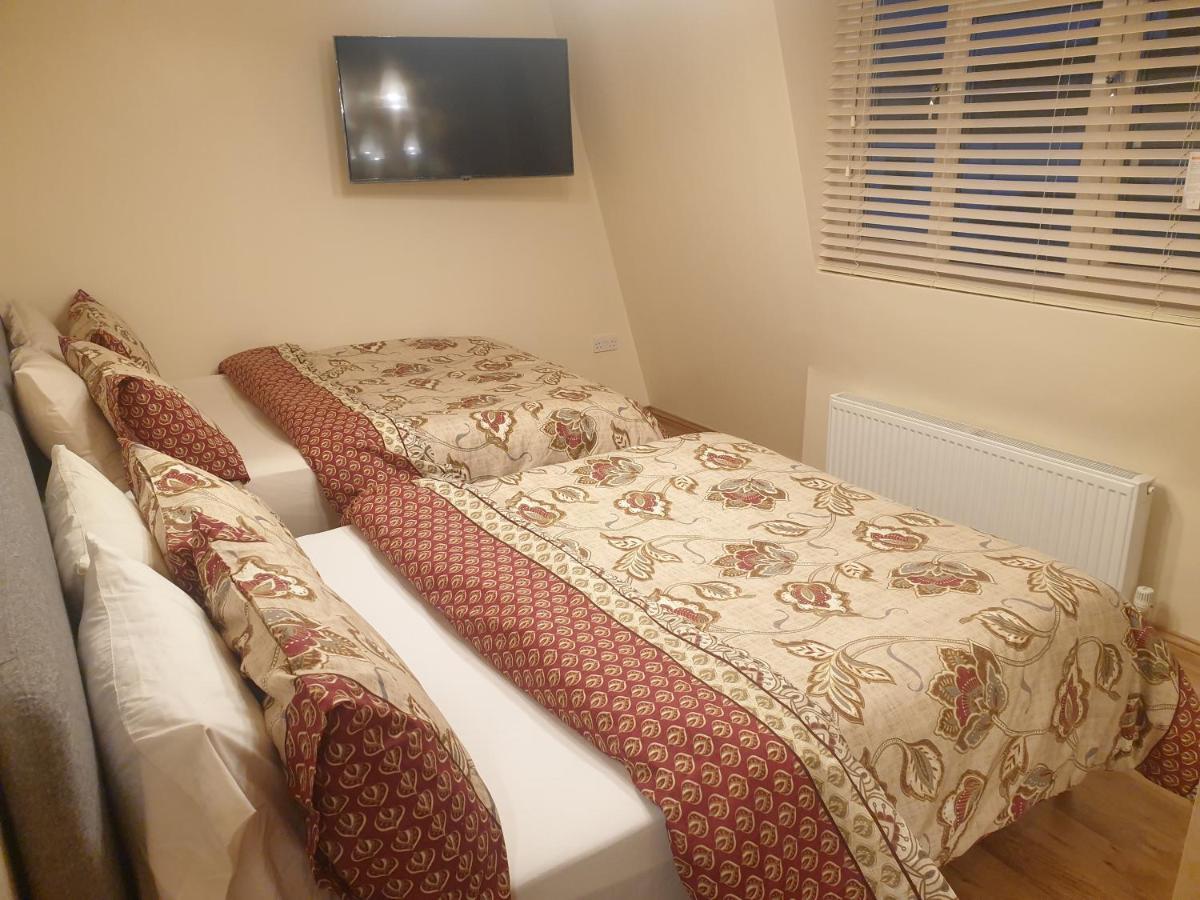 London Luxury 3 Bedroom 2 Bathrooms Flat 1 Min To Redbridge Station Free Parking & Wifi Wanstead Bagian luar foto