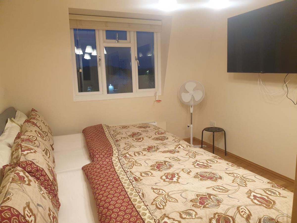 London Luxury 3 Bedroom 2 Bathrooms Flat 1 Min To Redbridge Station Free Parking & Wifi Wanstead Bagian luar foto